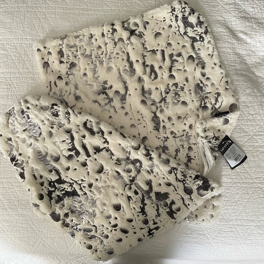 NWT safavieh square pillow covers